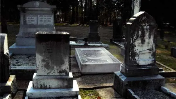 După 25 de ani, a mers la mormântul soțului. A citit ce scrie pe piatra funerară și s-a prăbușit