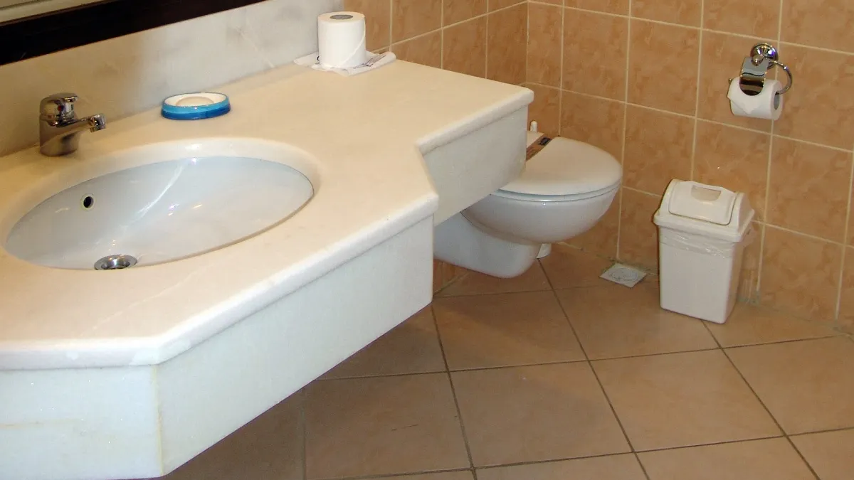 S-a dus în baie și a avut un șoc când a văzut ce se află sub duș