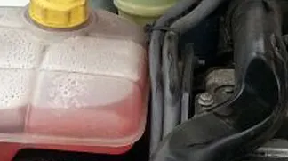 A deschis capota maşinii şi a rămas uluit când a văzut ce se ascundea acolo