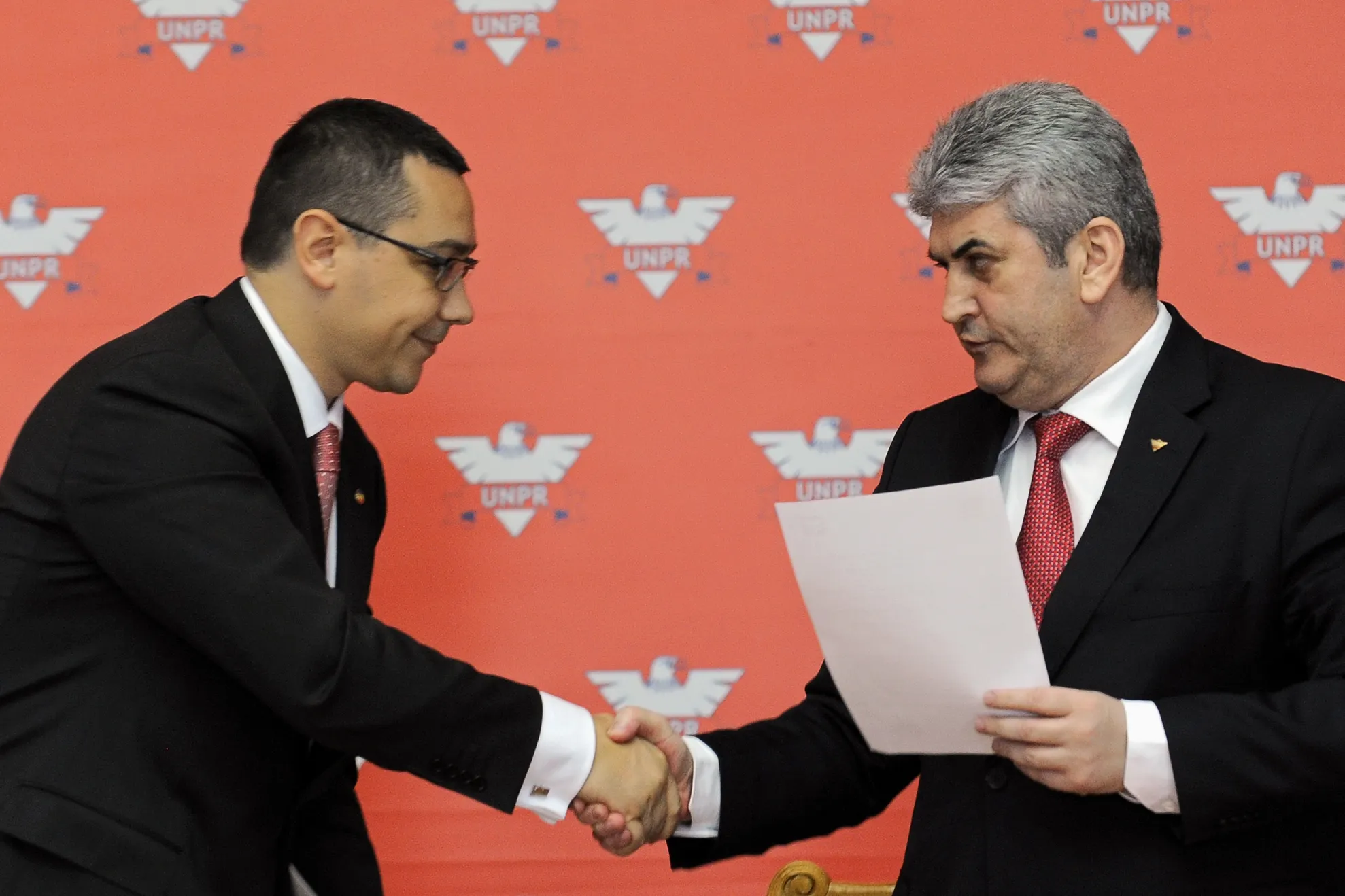 Ponta, Oprea şi Constantin răspund PNL: Ridicarea problemei USD, simplu pretext politic
