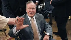 George Bush senior, internat de urgenţă la spital. A căzut şi şi-a fracturat o vertebră