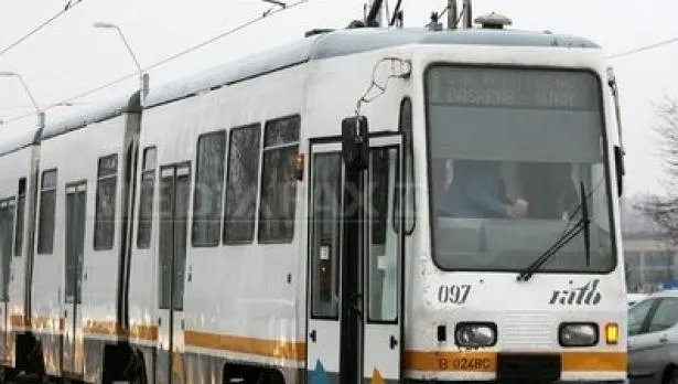 Accident rutier în Capitală. Circulaţia tramvaielor pe Șoseaua Progresului a fost blocată