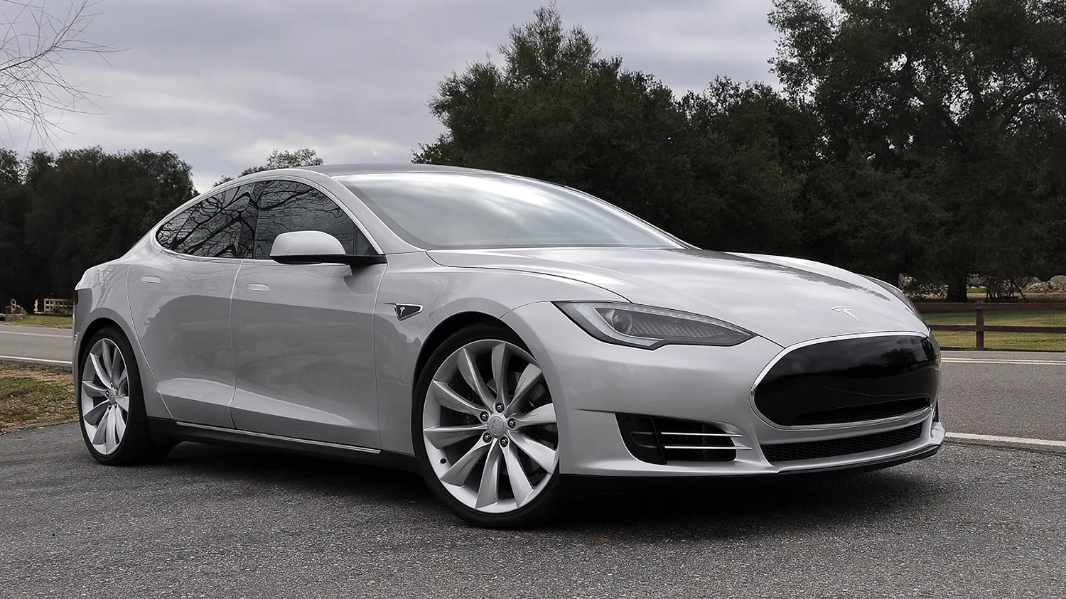 Tesla introduce două versiuni mai ieftine ale automobilului electric Model S