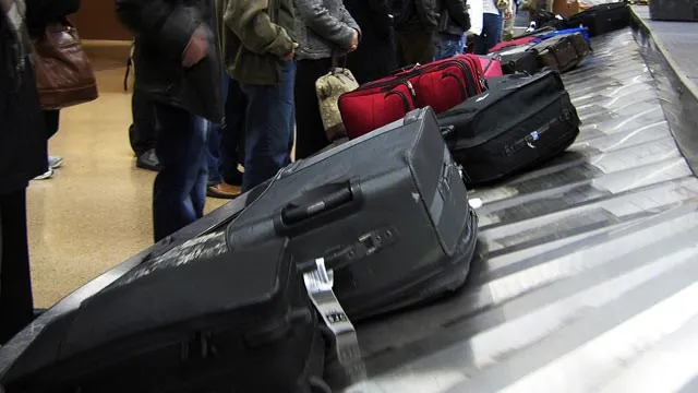 Bagaje aeroport - imagine cu notă sugestivă