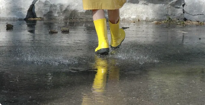 CODUL GALBEN de ploi a fost restrâns la 26 de judeţe. Vântul spulberă SUDUL ţării