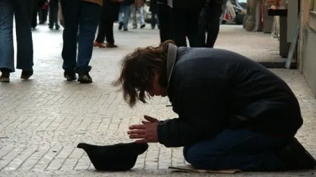 Cerșetor luat la bătaie de iubită din cauză că a strâns prea puțini bani