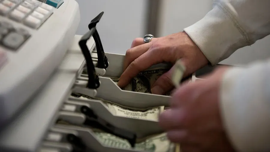 Retailerii negociază cu Guvernul taxa de doi lei pe ambalaj
