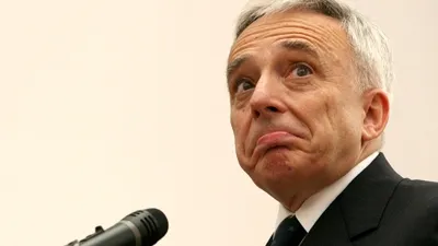 CURS BNR. Pe cine vrea Isărescu să penalizeze lăsând cursul să urce la 4,55 lei/euro?