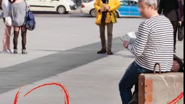 A găsit un portofel pe stradă. L-a deschis şi a găsit un singur lucru