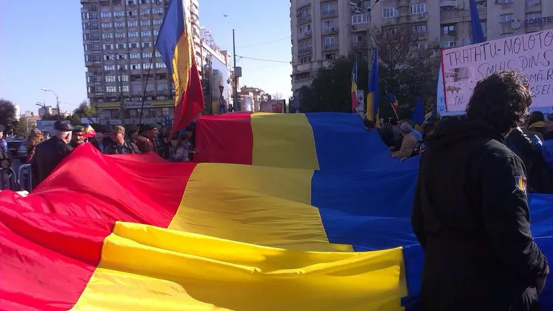 Mii de oameni în Bucureşti la un marş pentru unirea României cu Republica Moldova
