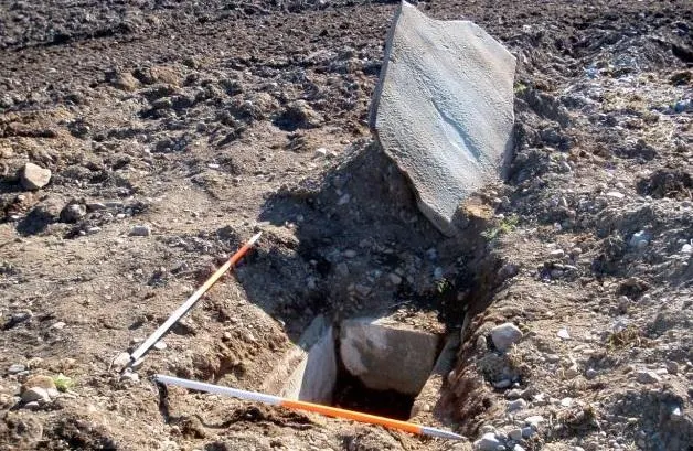 Cultiva pământul, când a dat peste o piatră. S-a ÎNGROZIT când a văzut ce se află sub ea