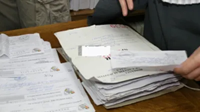 SITUAȚIE ABSURDĂ! Alocațiile copiilor, impozitate în Curtea de Argeș