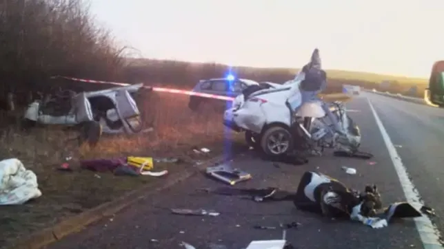 O maşina s-a rupt în două! Ce s-a întâmplat cu şoferul i-a lăsat fără cuvinte pe salvatori