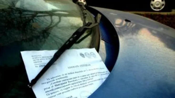 Situaţie absurdă. Un şofer are maşina blocată, deşi a plătit parcarea. Cum a fost posibil?