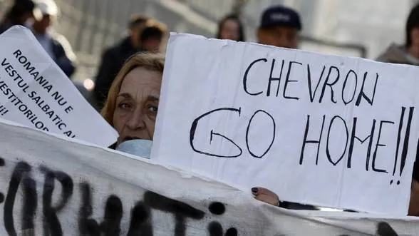 Peste 100 de persoane au protestat în Piaţa Civică din Vaslui faţă de explorarea gazelor de şist