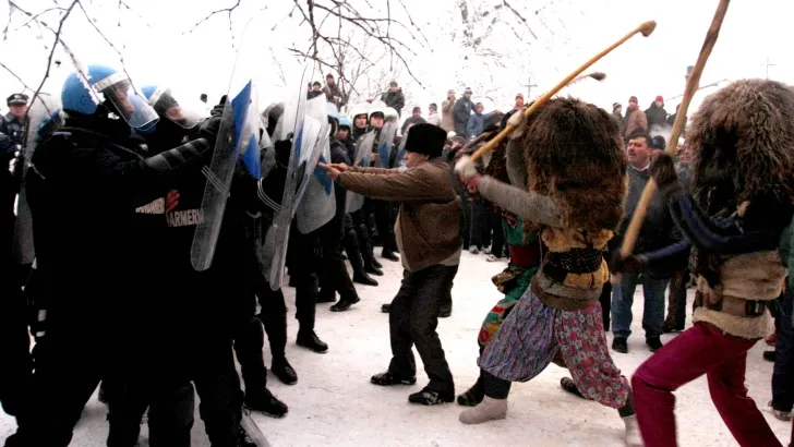 Jandarmii, un cadru clasic în peisajul bătăliei de la Ruginoasa. Foto/Arhivă