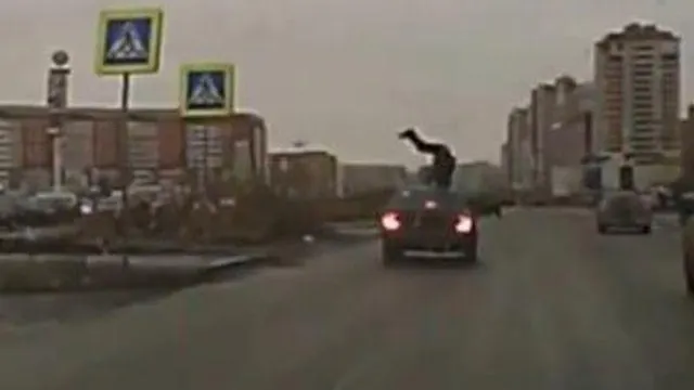 Loviți pe trecerea de pietoni de un șofer care fugea de la locul altui accident