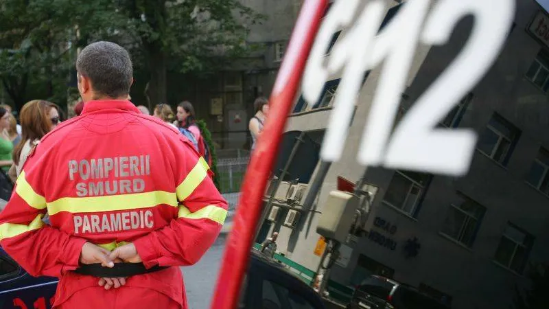Accident grav la Piteşti. Două persoane rănite, după ce o ambulanţă a fost lovită de un autoturism