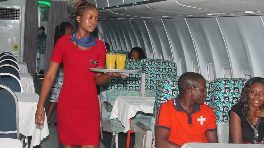 Cel mai ciudat restaurant din Africa. "Vă rog să vă puneţi centura de siguranţă"