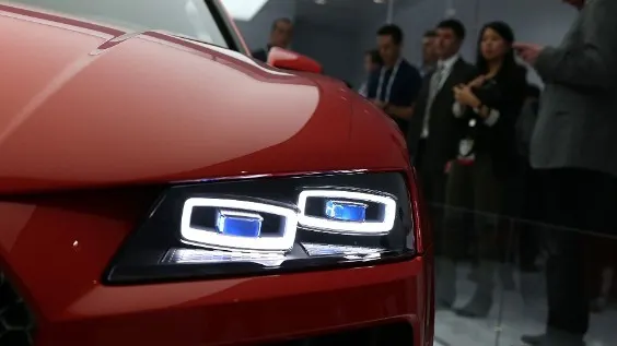 Audi dezvoltă mașina care comunică direct cu semafoarele