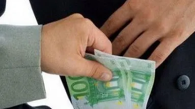 Cei mai corupţi europeni: românii dau zilnic “atenţii” de 1 mil. dolari