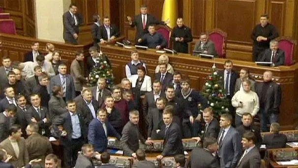 SCANDAL în PARLAMENTUL UCRAINEAN. Doi deputaţi, răniţi în timpul unei dispute violente