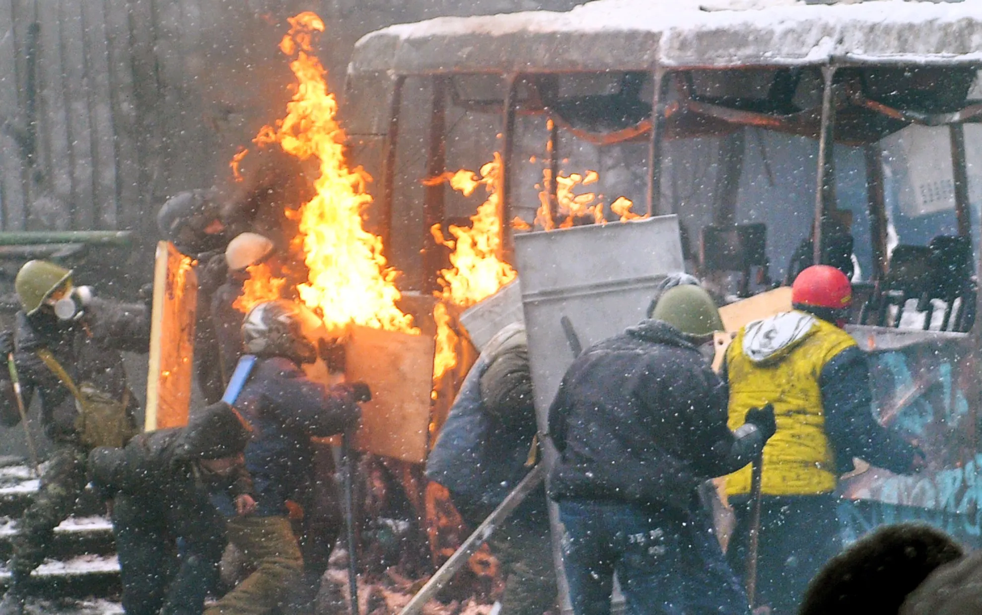PROTESTE UCRAINA. Revolta explodează la KIEV: 5 oameni ucişi. Poliţia aduce blindate LIVE VIDEO
