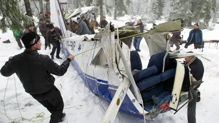 ACCIDENT AVIATIC: Epava avionului, depozitată în comuna Horea, este transportată la Bucureşti