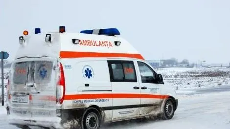 Două autospeciale SAJ Dâmboviţa au rămas blocate pe un drum judeţean când se întorceau de la cazuri