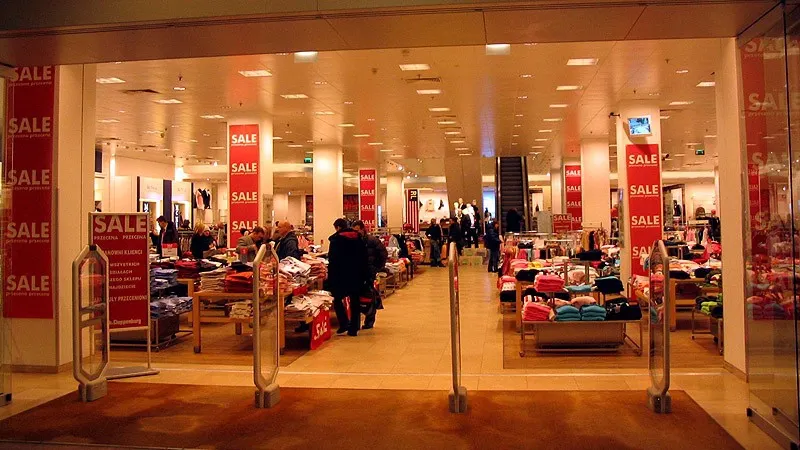 Un magazin din mall-ul Băneasa ia bani din contul unui client fără ştiinţa lui