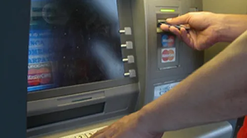 Plic cu 10.000 de euro, UITAT pe un bancomat din Timişoara. Cui îi APARŢINE