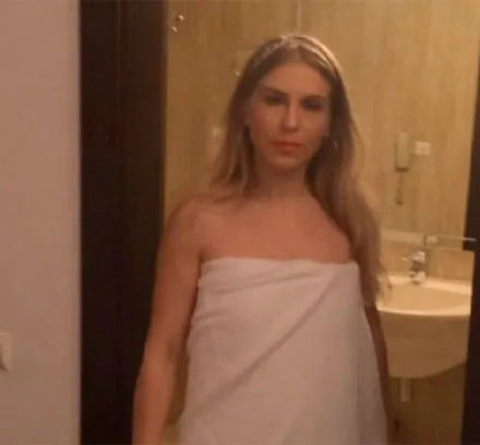 Corina Bud s-a filmat când ieşea de la duş