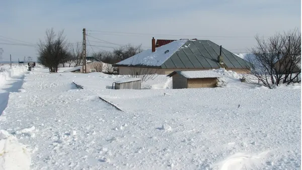 Aproximativ 7.000 de persoane din trei comune prahovene sunt izolate din cauza viscolului