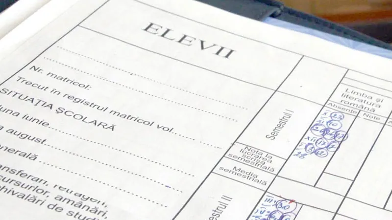Profesorul acuzat că le cerea bani elevilor pentru motivarea absenţelor nu mai poate fi diriginte