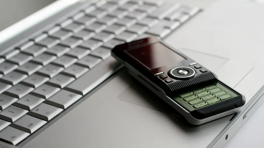 PERICOLELE la care ne expunem prin utilizarea în exces a calculatorului sau a telefoanelor
