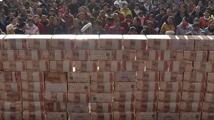 Într-un sat din China, zidurile sunt făcute DIN BANI