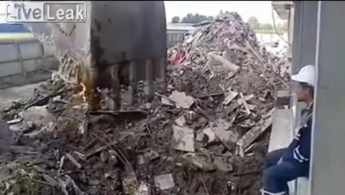 VIDEO VIRAL. Constructorii care nu sunt cu toate ţiglele pe casă: cum îşi aprind ţigarile