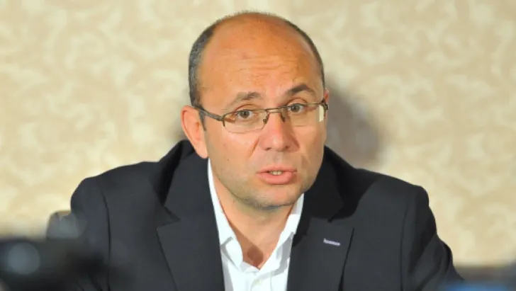DEZVĂLUIRILE LUI COZMIN GUŞĂ: Cine a fost naşul "soluţiei imorale" din 2004