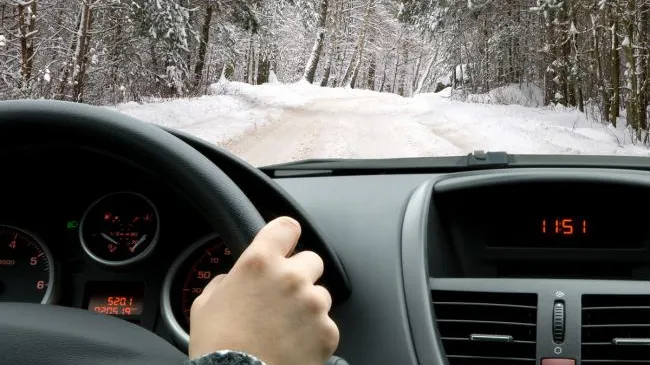 CUM SĂ CONDUCI PE TIMP DE IARNĂ. 5 sfaturi care îți pot salva viața