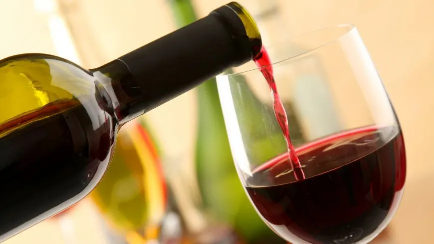 De ce nu trebuie să comanzi niciodată vin la pahar