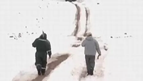 Bărbat scos mort de sub zăpadă de către medicii de la Ambulanţă