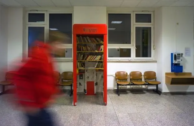 METODA INEDITĂ de a folosi cabinele telefonice scoase din uz, în Praga