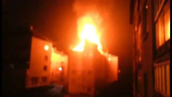 BLOC ÎN FLĂCĂRI. Panicată, O FEMEIE S-A ARUNCAT PE GEAM