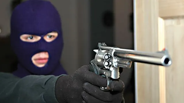 Jaf la o bancă din Capitală. Doi tineri au încercat să fure un aparat de aer condiţionat