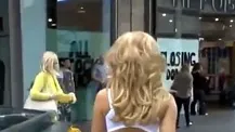 Blonda care a lăsat fără cuvinte clienţii unui mall. Nu a avut nicio jenă!