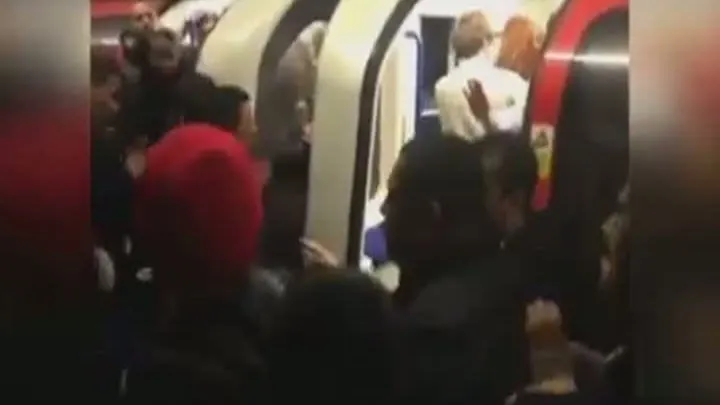 BĂTAIE LA METROU în noaptea de ANUL NOU