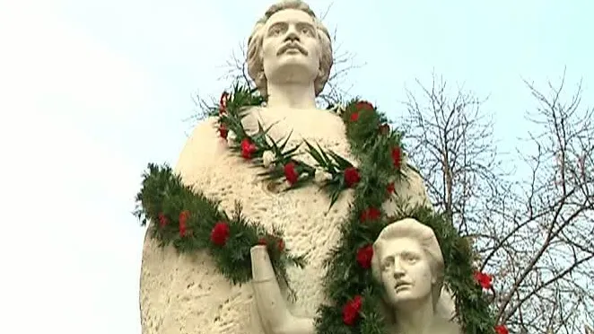 MIHAI EMINESCU. Mâna statuii Veronicăi Micle, ţinută în sertar