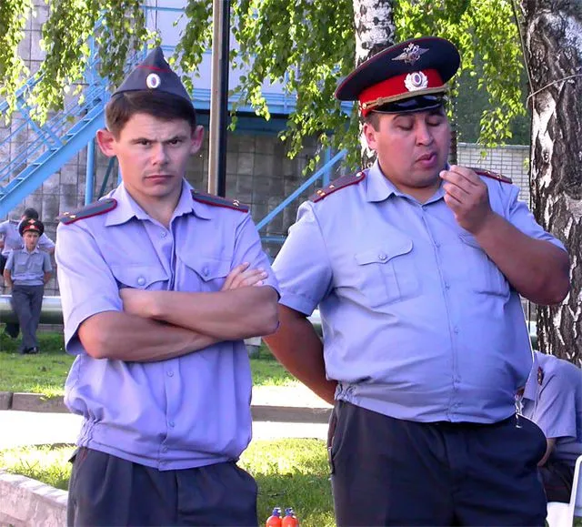 BANCUL ZILEI. Politiştii se îmbracă frumos şi...