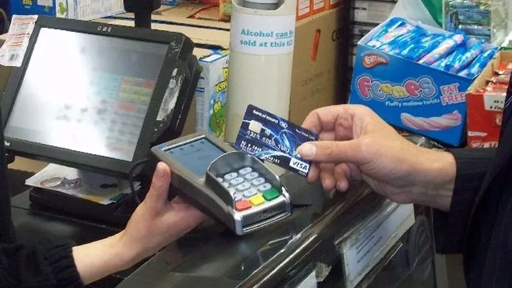 Atenţie la plăţile pe care le faceţi cu cardul de credit, la cumpărături: BĂNCILE IAU BANI ÎN PLUS