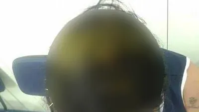 Mergea liniștită pe stradă când ceva i-a căzut în cap. Nu i-a venit să creadă când a văzut ce era